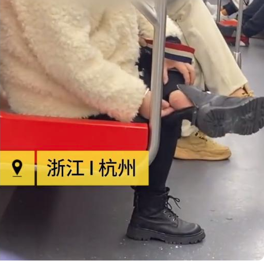 杭州地铁回应女子跷二郎腿抠脚皮