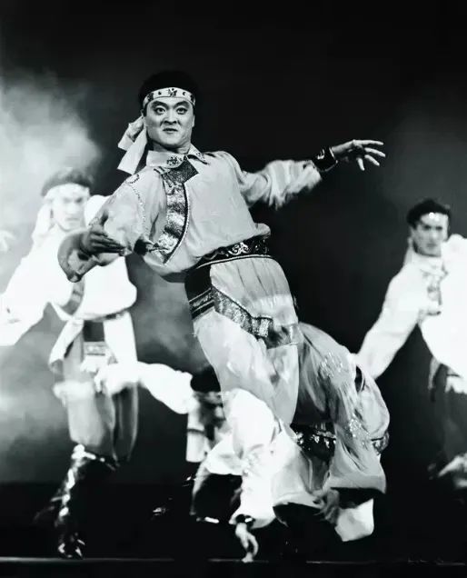 跳蒙古舞的姜铁红院长带来全新舞蹈 民族交融新火花