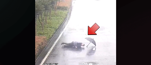 令人动容! 八旬老人跌倒3人停车扶人