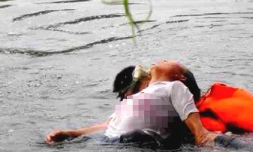女子想舀水泼男朋友不慎滑落河里 男友毫不犹豫救人