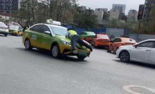 警方通报司机顶撞执法人员 事件致执法人员受伤