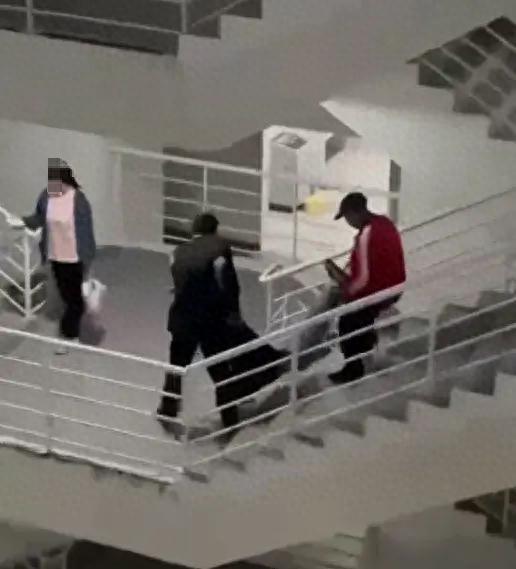 男生扮女装求复合闯女寝室学校回应 目前该男生已被派出所带走