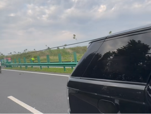 吉林一高速驚現(xiàn)“奪命”鋼絲繩 車毀人傷險釀悲劇