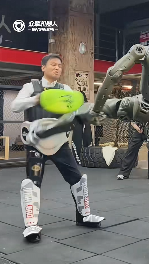眾擎機器人踹“飛”自家老板 暴力測試引熱議