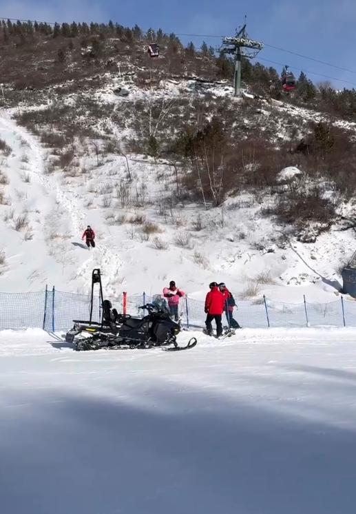 孩童从滑雪场高空缆车掉落 救援及时无明显伤情