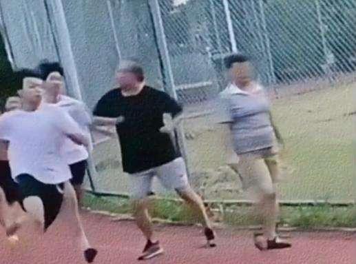 老人故意肘击学生或涉嫌犯罪 公共空间冲突引热议