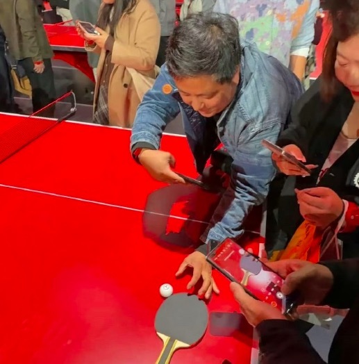 王楚钦用过的球拍被争着拍照