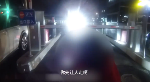 四岁幼童深夜骑平衡车迷路民警助其回家