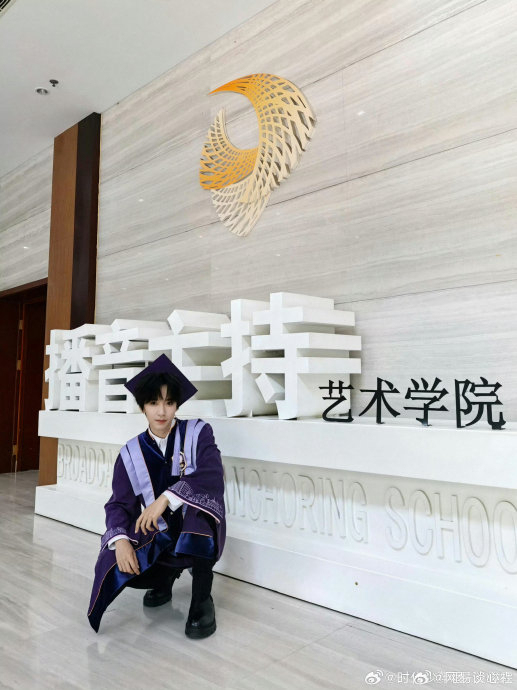 贺峻霖四年前后同框对比照 肉眼可见的成长蜕变