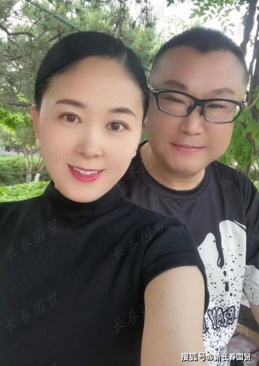 歌手尹相杰夫妇同框秀恩爱，小16岁娇妻端庄大方清纯可人