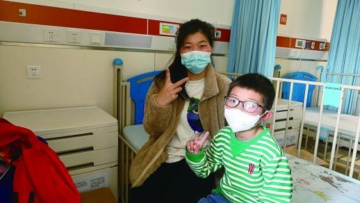 长沙聋哑妈妈捐肝救孩子，千余爱心人士向他们伸出援手