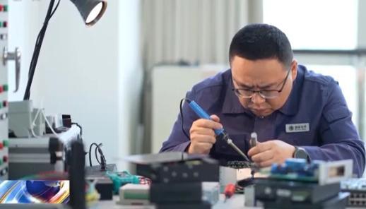 歐洲大停電 中國一位電工意外“紅” 0.13秒恢復電力