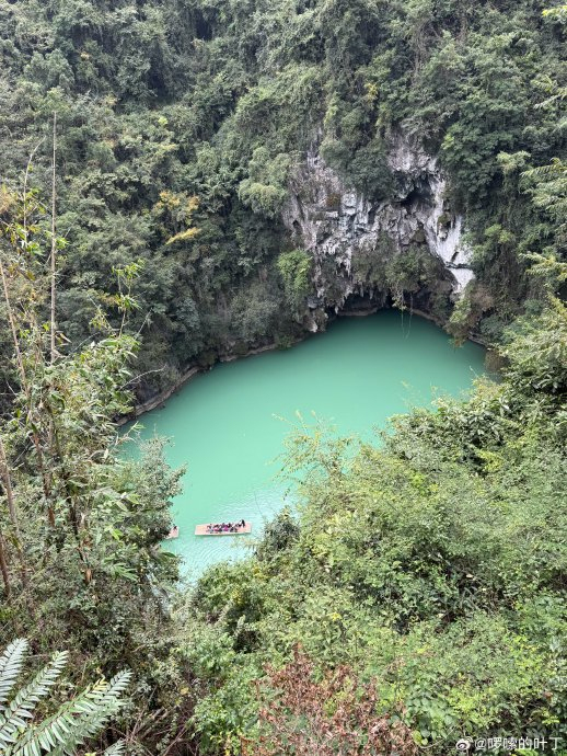 广西一山洞内景似世外桃源