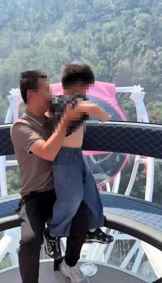 坐摩天轮升到高空发现工作人员忘关门 惊险经历引发关注