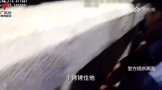 男子轻生民警用手铐救下，网友：110不仅能救命还能解心结
