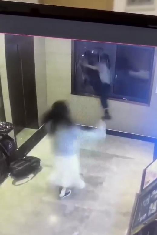 情侣吵架男子撞碎酒店玻璃摔出窗外