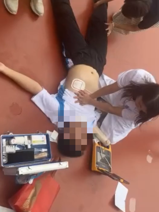 高一新生军训晕厥，救命神器AED派上用场