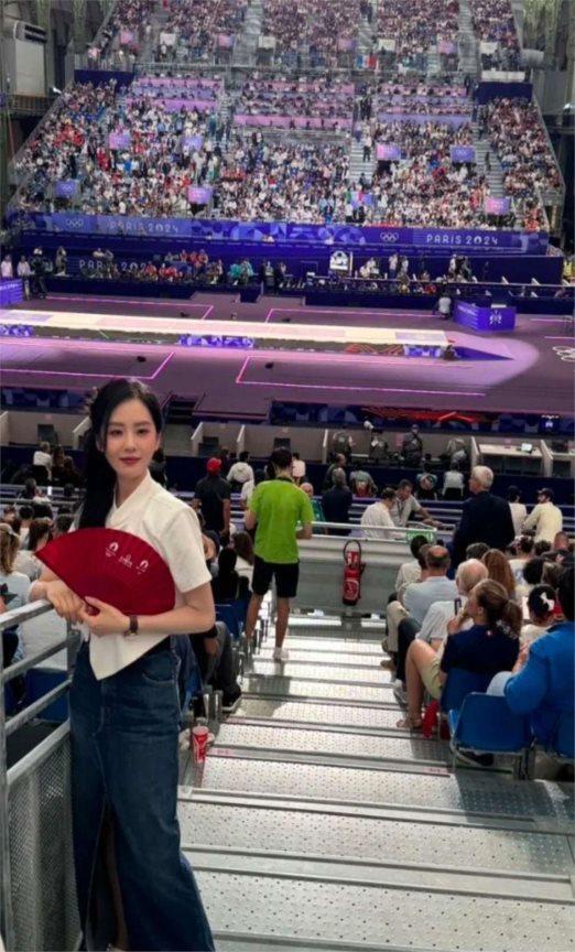刘诗诗送欧米茄总裁新中式唐装，谈观奥运感受：为中国运动员骄傲