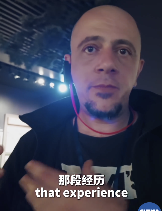 俄罗斯记者参观抗战纪念馆红了眼眶