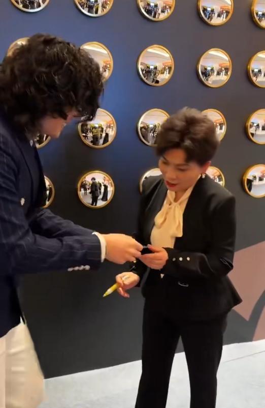 鄧亞萍郭晶晶同框了 體育明星齊聚晚宴