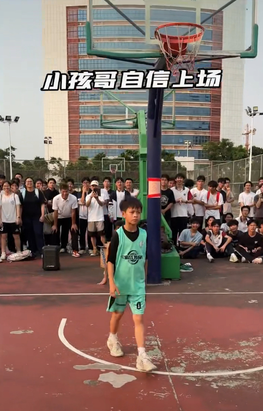 广西小孩哥球技惊艳众人 小小年纪展现非凡天赋
