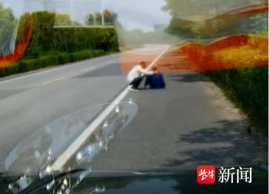 老人瘫坐40℃路面市民守护 热心司机与民警接力相助