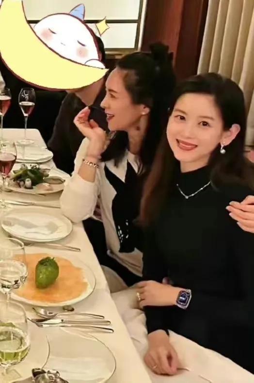 章子怡章泽天聚餐合照 网友：美女姐姐贴贴  