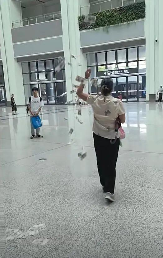 廣州一高鐵站女子邊走邊撒大量現(xiàn)金