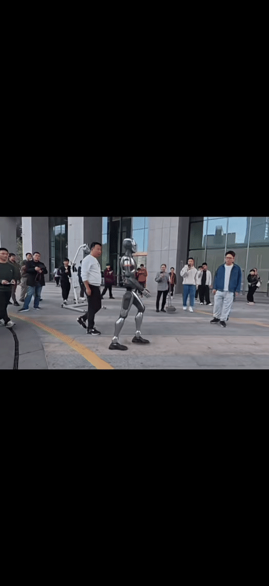 小鹏全新一代机器人问世影响几何 仿生技术引领未来