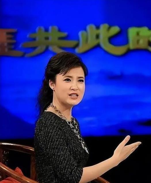 21岁进央视，爷爷外公都是名人，工作30年零失误，高挑漂亮又优秀