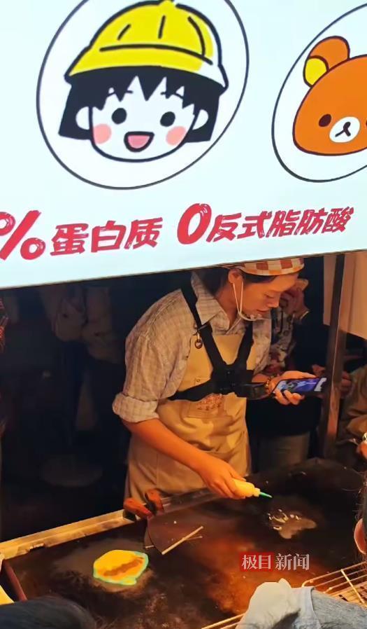 成都女子艺术卡通煎饼摊走红 创意美食吸引大批顾客