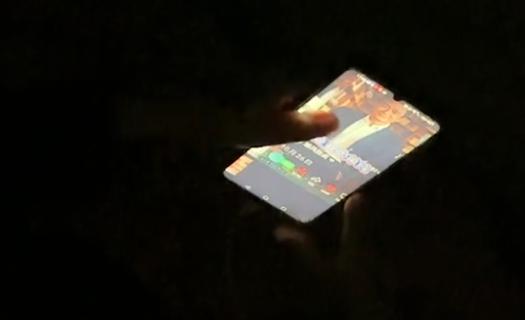 奶奶恋爱了 深夜对“建国”说情话 AI情感陷阱背后的真相