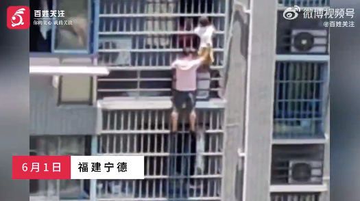 男童徒手爬17层外墙累哭了才被发现 有居民爬出窗外对其进行施救