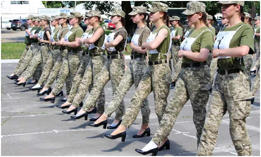 奇葩！乌女兵穿高跟鞋为阅兵练正步