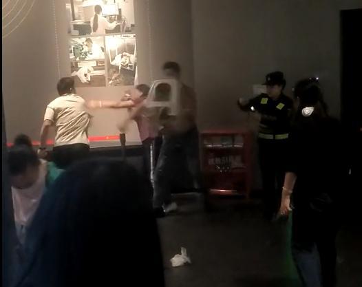 游客在三星堆博物馆内大打出手