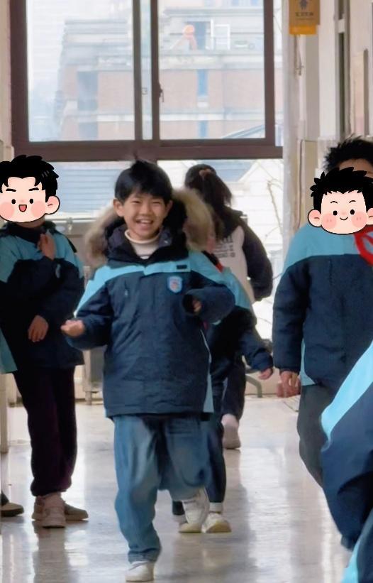 孤独症男孩被同学围着不给独处机会 暖心陪伴助融入集体