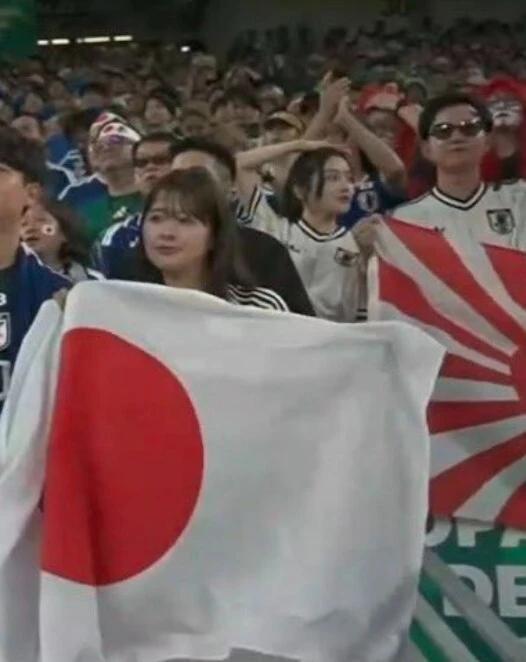 看台出现旭日旗！日本队巨大争议 战犯旗再现世界杯