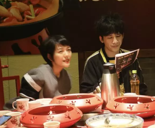 小沐沐和汪涵相似度惊人！汪涵儿子首露面走秀星范十足