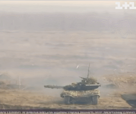 乌克兰军演期间 步兵战车撞上坦克险翻车