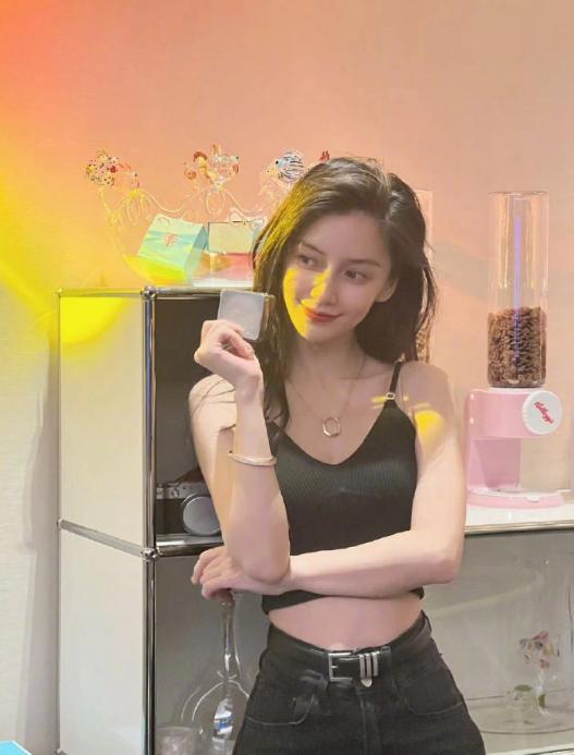杨颖晒与小海绵背影合照：母子相依，令人感动！
