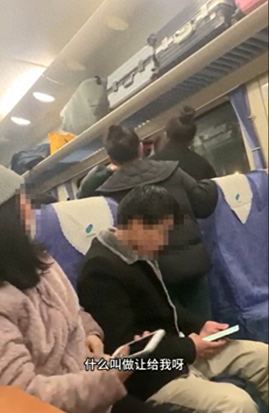 一对母女火车上霸占女子座位，因协商无果女乘客被气哭