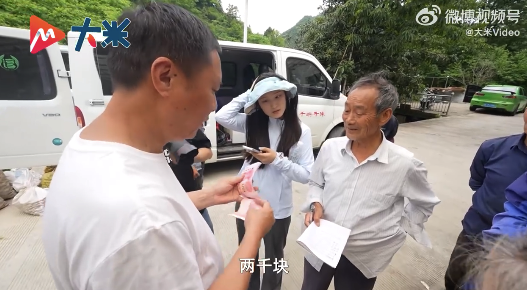 村里首個(gè)大學(xué)生第37次回鄉(xiāng)收菜 他每周趕400公里幫村里老人收菜