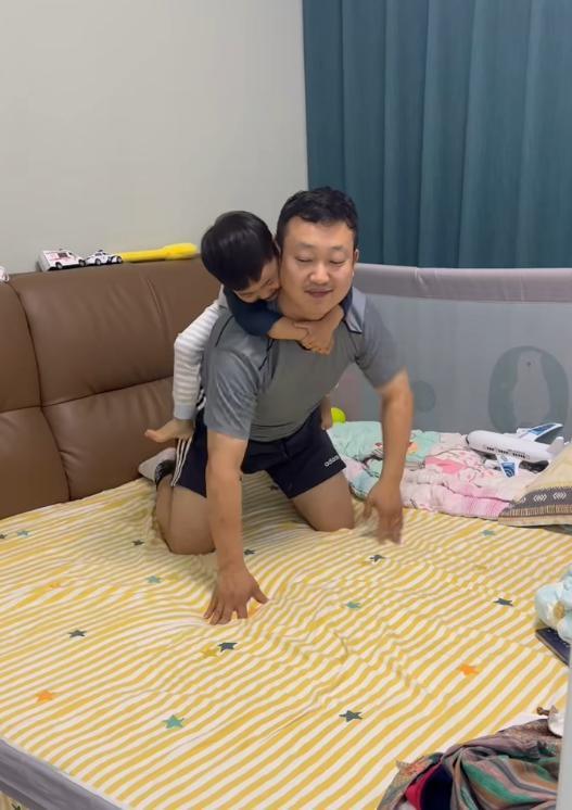 宝宝不知妈妈去世 爸爸选择“撒谎” 善意谎言背后的父爱