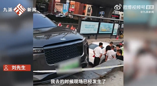 女子倒车不当悬空压在路边车顶