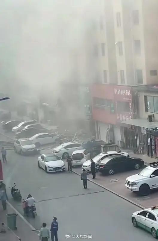 辽宁营口一门市突发爆炸，七点早高峰惊魂一刻