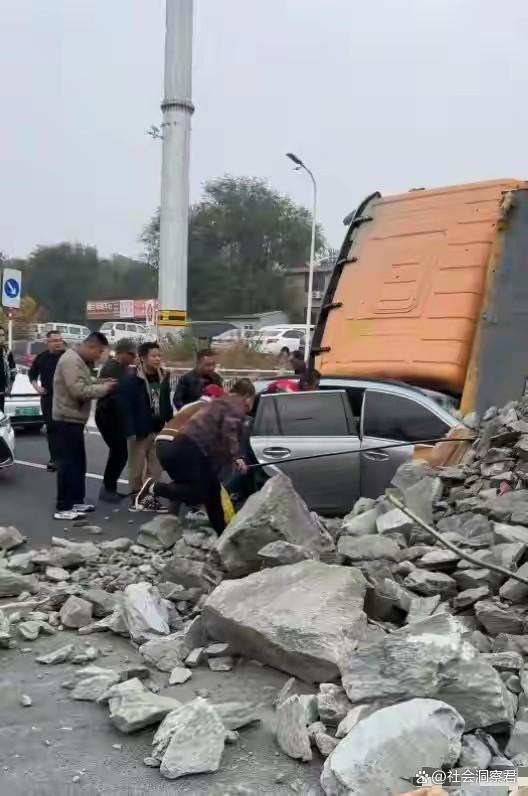 山东烟台渣土车侧翻压轿车 生死瞬间路人齐救援