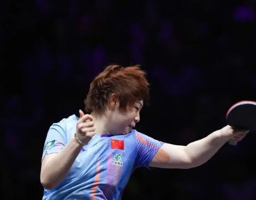 孙颖莎疑似生闷气:输球后原地沉思5秒,罕见情绪流露