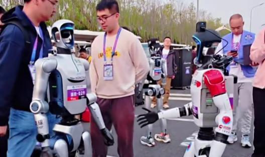 跑者第一视角狂追机器人直呼太快了 人机共跑趣事多