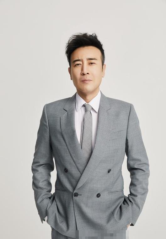 暴瘦50斤只为演年轻刑警？53岁于和伟才是叔圈大佬，从不怕比身材