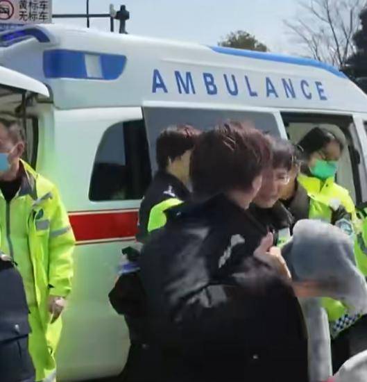 暖心！女警脱下制服遮挡车内产子的孕妇